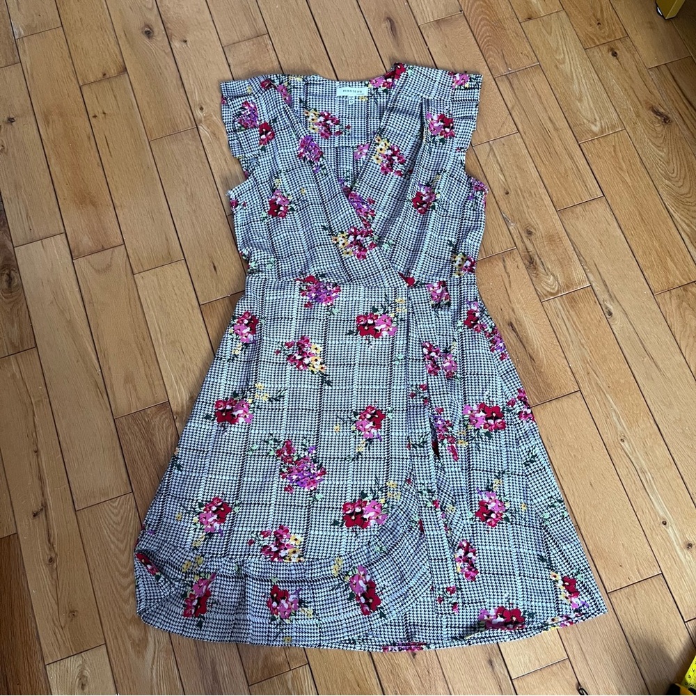 Monteau Gray and White Flutter Sleeve V-Neck Sundress